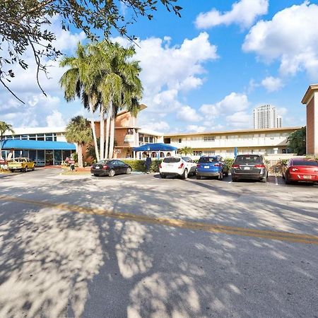 Private Hallandale Beach Studio Wbath Walking Distance To The Beach Pool Free Parking 외부 사진